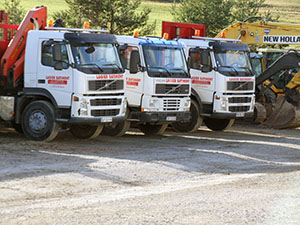 Extérieur de l'atelier, camions de chantier marqués au nom de Lagier Bâtiment